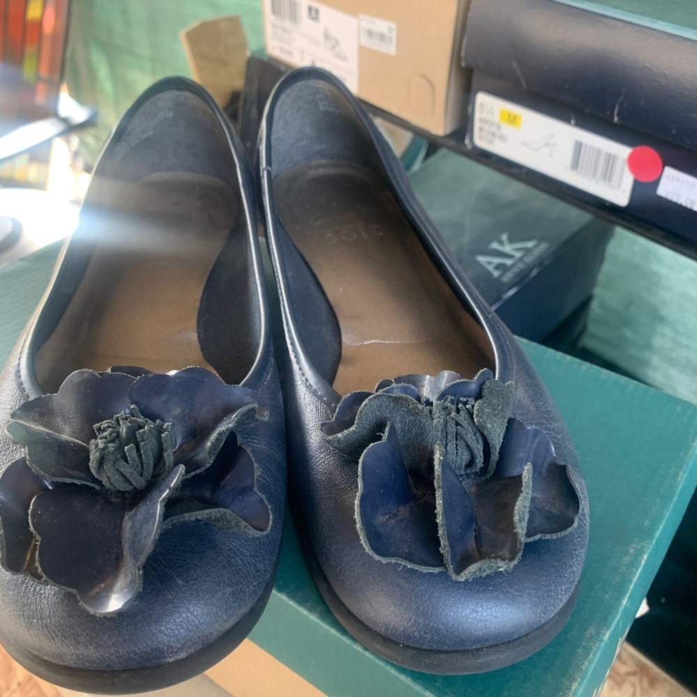 Clarks navy flats